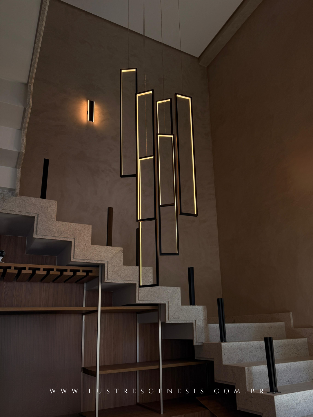 Lustre pendente de LED moderno da Lustres Gênesis com seis retângulos iluminados, instalado em uma sala de pé direito duplo.